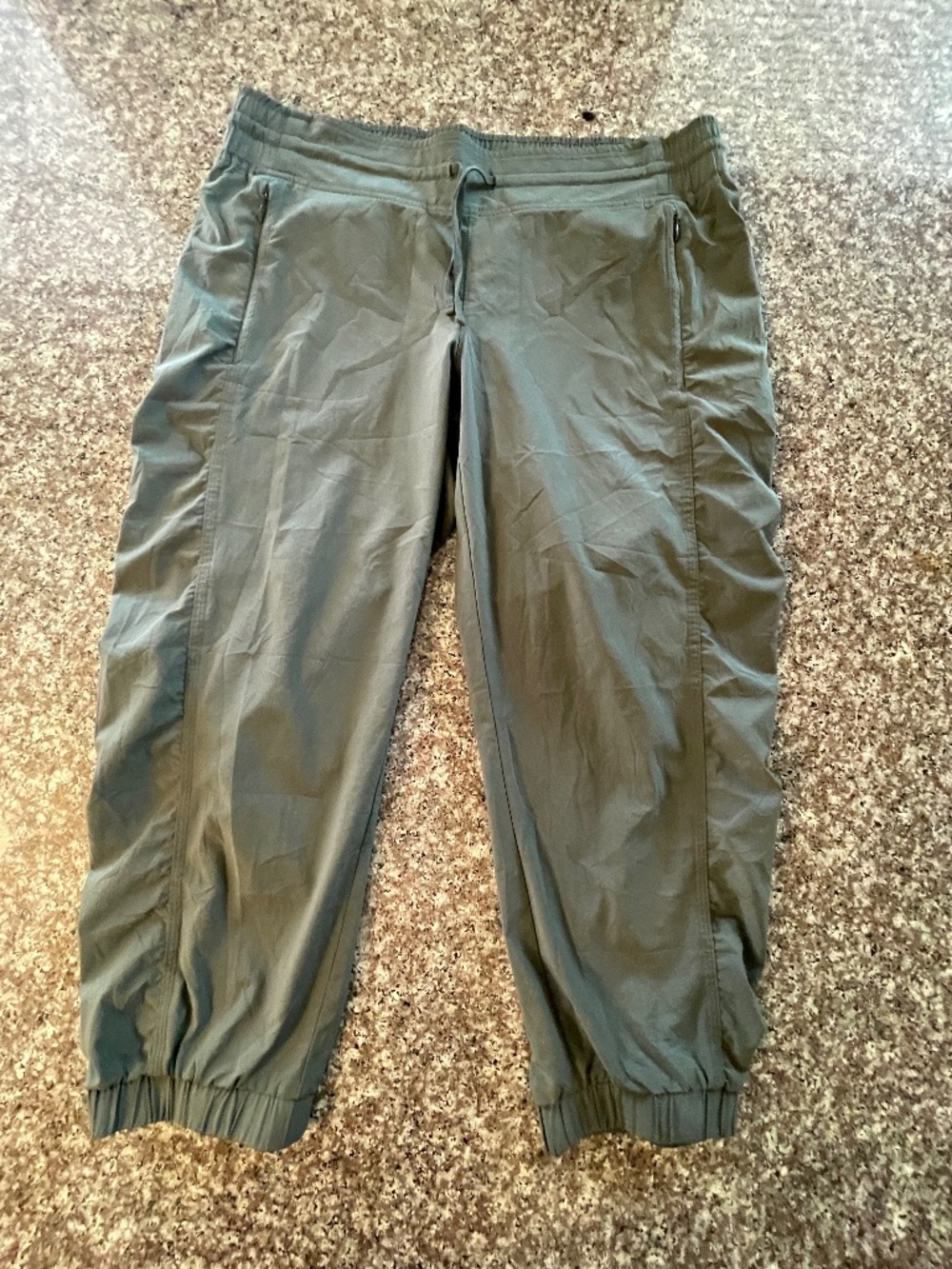 Athleta La Viva Capri size 10 green 2 Front zipper pockets 2 back zipper pockets